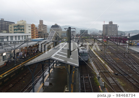 2022年夏の朝、雨降りの日豊本線佐伯駅から延岡駅までの車窓風景 2022年夏の朝、雨降りの日豊本線佐伯駅から延岡駅までの車窓風景 98468734
