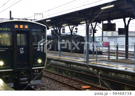 2022年夏の朝、雨降りの日豊本線佐伯駅から延岡駅までの車窓風景 98468738