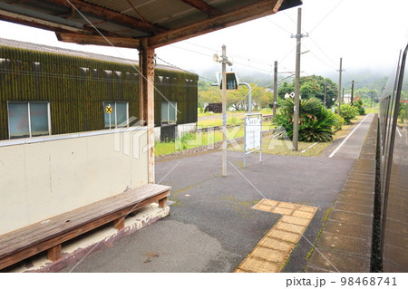 2022年夏の朝、雨降りの日豊本線佐伯駅から延岡駅までの車窓風景 98468741