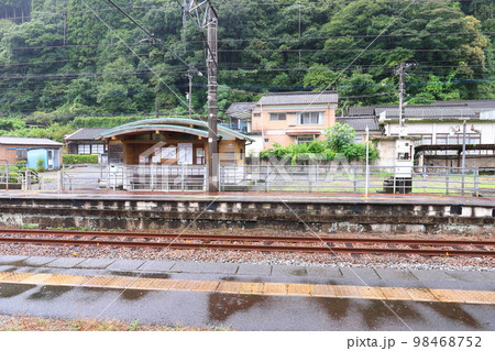 2022年夏の朝、雨降りの日豊本線佐伯駅から延岡駅までの車窓風景 2022年夏の朝、雨降りの日豊本線佐伯駅から延岡駅までの車窓風景 98468752