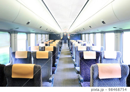 2022年夏の朝、雨降りの日豊本線佐伯駅から延岡駅までの車窓風景 98468754