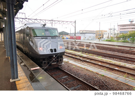 2022年夏の朝、雨降りの日豊本線佐伯駅から延岡駅までの車窓風景 2022年夏の朝、雨降りの日豊本線佐伯駅から延岡駅までの車窓風景 98468766