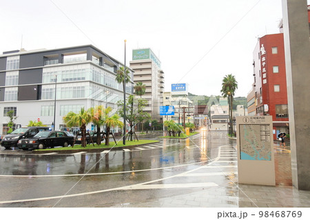 2022年夏の朝、雨降りの日豊本線佐伯駅から延岡駅までの車窓風景 98468769