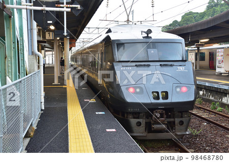 2022年夏の朝、雨降りの日豊本線佐伯駅から延岡駅までの車窓風景 2022年夏の朝、雨降りの日豊本線佐伯駅から延岡駅までの車窓風景 98468780