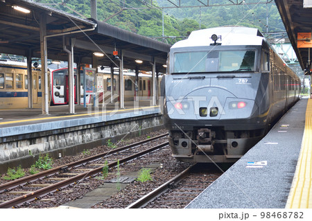 2022年夏の朝、雨降りの日豊本線佐伯駅から延岡駅までの車窓風景 2022年夏の朝、雨降りの日豊本線佐伯駅から延岡駅までの車窓風景 98468782