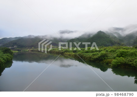 2022年夏の朝、雨降りの日豊本線佐伯駅から延岡駅までの車窓風景 98468790