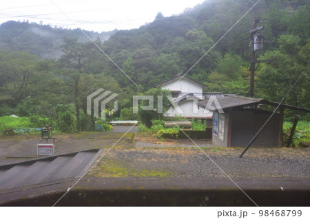 2022年夏の朝、雨降りの日豊本線佐伯駅から延岡駅までの車窓風景 98468799
