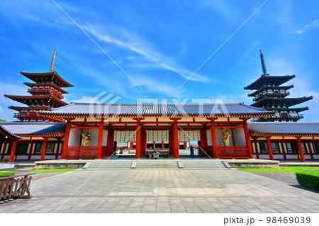 【奈良県】晴天下の薬師寺(東塔と西塔) 【奈良県】晴天下の薬師寺(東塔と西塔) 98469039