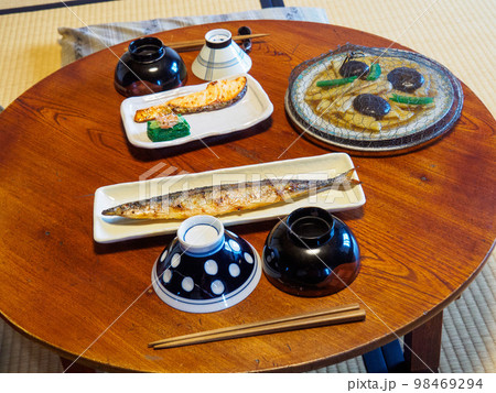 ちゃぶ台と食事 98469294