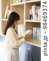 オフィスの書棚で本を探す若い女性 98469374