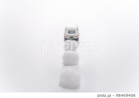 排気ガスを出しながら走る車 排気ガスを出しながら走る車 98469406