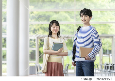 大学生イメージ　カメラ目線で笑顔の若い女性と男性 98469451