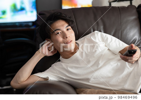 ぼんやりテレビを見る男性 98469496