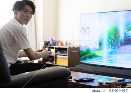 部屋でテレビゲームを楽しむ休日 98469497