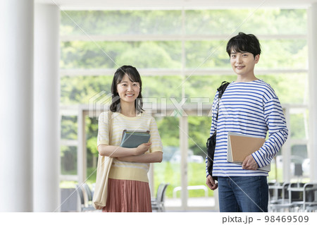 大学生イメージ カメラ目線で笑顔の若い女性と男性 大学生イメージ カメラ目線で笑顔の若い女性と男性 98469509