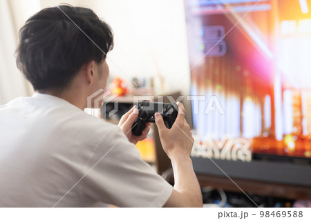 部屋でテレビゲームを楽しむ休日 98469588