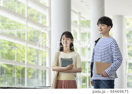 大学生イメージ 笑顔の若い男女 大学生イメージ 笑顔の若い男女 98469675