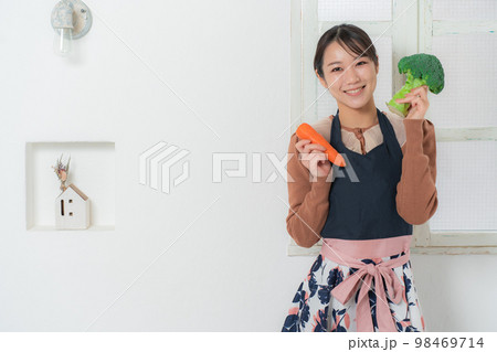 人参　ブロッコリー　女性 98469714