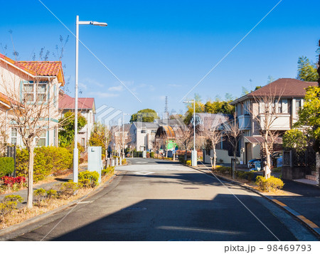 住宅・住宅街・郊外の住宅地イメージ 無電柱化タウン 住宅・住宅街・郊外の住宅地イメージ 無電柱化タウン 98469793