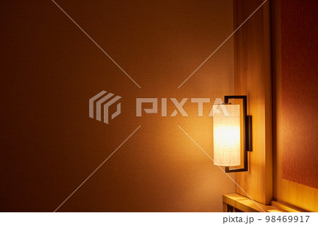 寝室のベッドライトの様子 98469917