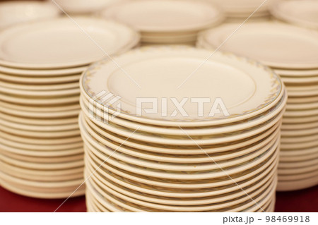 レストランのたくさんのお皿の様子の写真素材 [98469918] - PIXTA