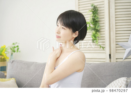 家で胸元のマッサージをする女性 家で胸元のマッサージをする女性 98470297