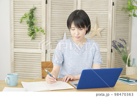 eラーニング　自宅でパソコンを使って勉強する女性 98470363