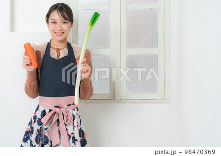 人参 ねぎ 女性 人参 ねぎ 女性 98470369