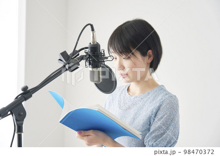 アフレコをする声優の女性 アフレコをする声優の女性 98470372