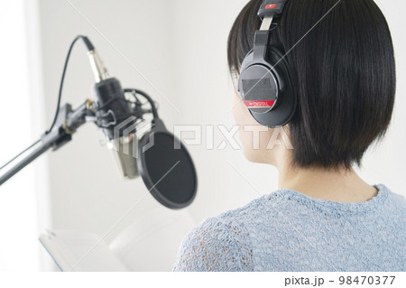 ナレーションをするナレーターの女性 98470377