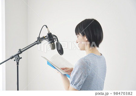 アフレコをする声優の女性 98470382