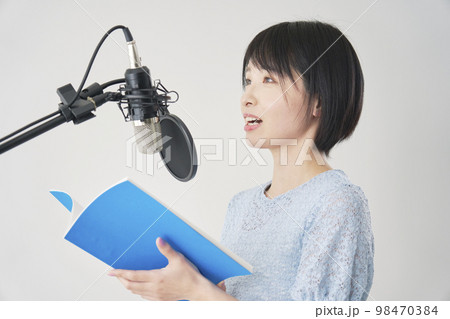アフレコをする声優の女性 アフレコをする声優の女性 98470384