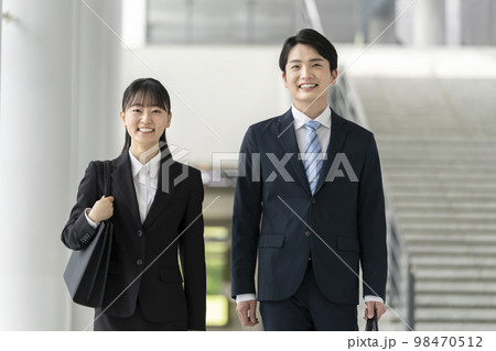 カメラ目線で笑顔の若い男女 就活生・新社会人イメージ カメラ目線で笑顔の若い男女 就活生・新社会人イメージ 98470512