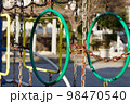 公園の遊具 98470540
