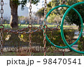公園の遊具 98470541