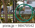 公園の遊具 98470542