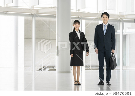 カメラ目線で笑顔のスーツを着た若い男女 就活生・新入社員イメージ カメラ目線で笑顔のスーツを着た若い男女 就活生・新入社員イメージ 98470601