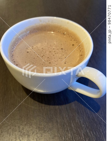 ホテルで飲む朝のコーヒー 98470771