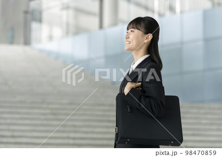 スーツを着た笑顔の若い女性　就活生・新入社員イメージ 98470859