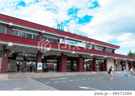 初秋の朝のJR宮島口駅の駅舎 広島県廿日市市 初秋の朝のJR宮島口駅の駅舎 広島県廿日市市 98471089