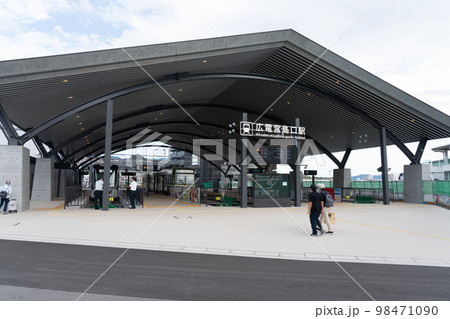 初秋の朝の広電宮島口駅の駅舎1　広島県廿日市市 98471090