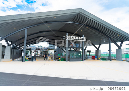 初秋の朝の広電宮島口駅の駅舎2　広島県廿日市市 98471091