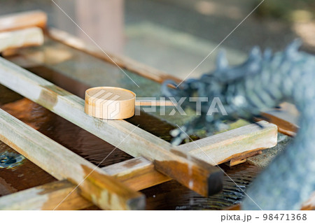 神社　手水舎 98471368