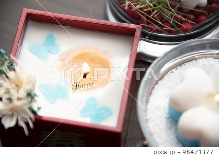 キャンドルのある風景-新年の祝いHappyNewYear 98471377