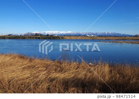 新潟市西区善久・信濃川の土手からの飯豊連峰 98471514