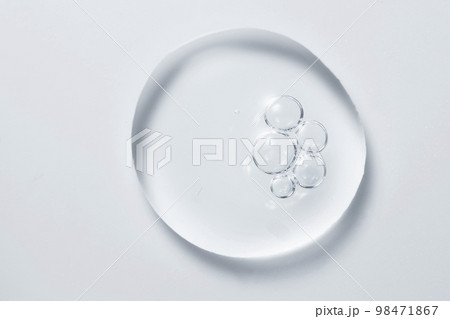 気泡が出ている透明感のある液体 98471867