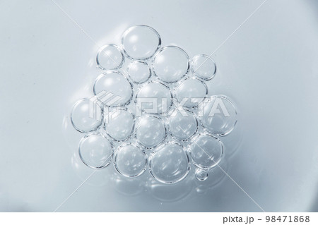 気泡が出ている透明感のある液体 98471868