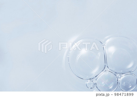 気泡が出ている透明感のある液体 98471899