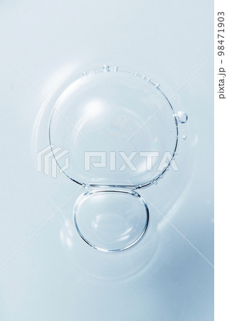気泡が出ている透明感のある液体 気泡が出ている透明感のある液体 98471903