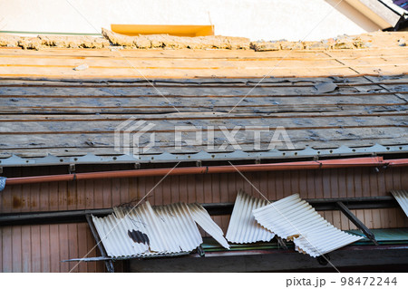 解体作業中の空き家の屋根 解体作業中の空き家の屋根 98472244